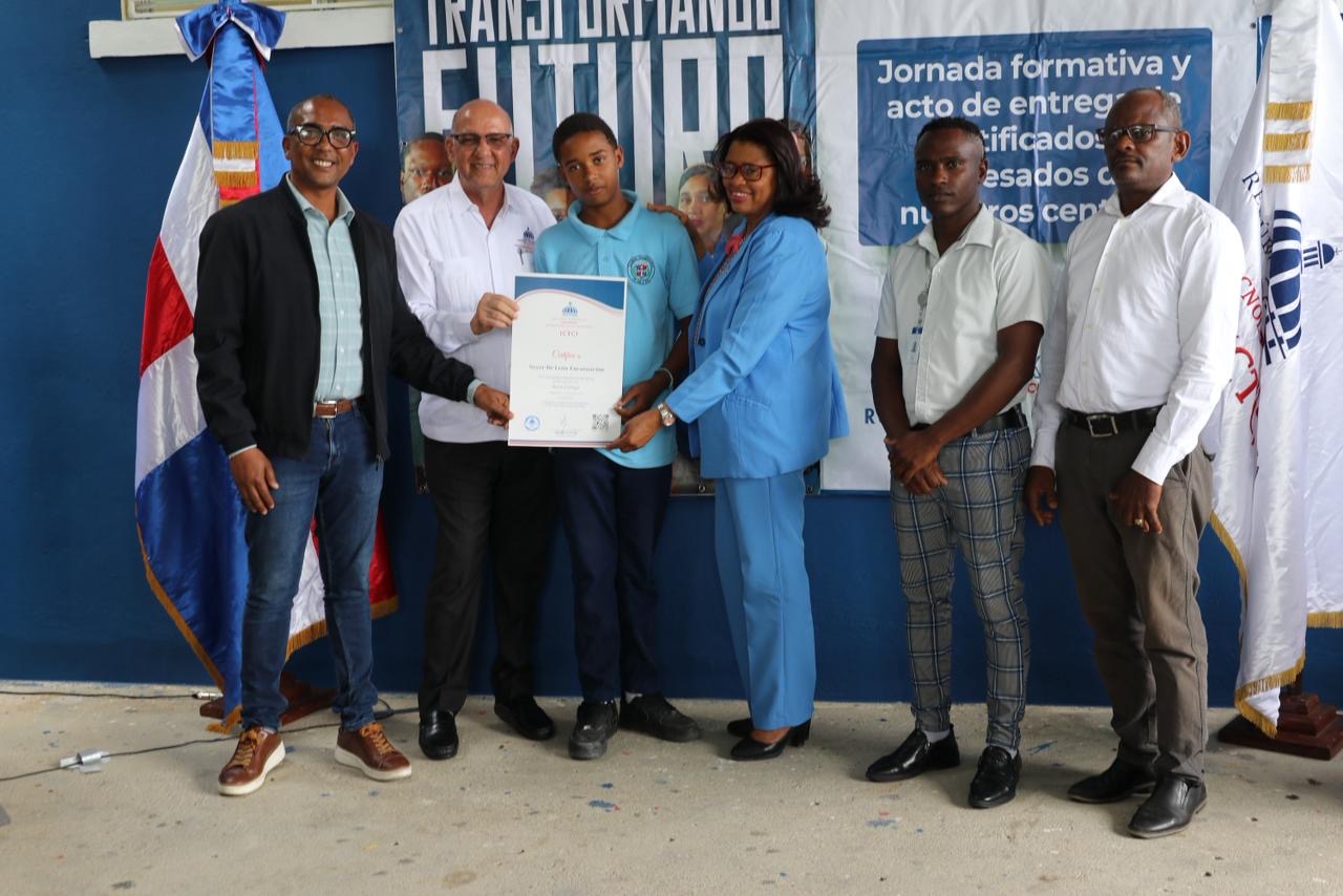 Centros Tecnológicos Comunitarios impulsan formación tecnológica “Digitalízate” en San Juan y Elías Piña