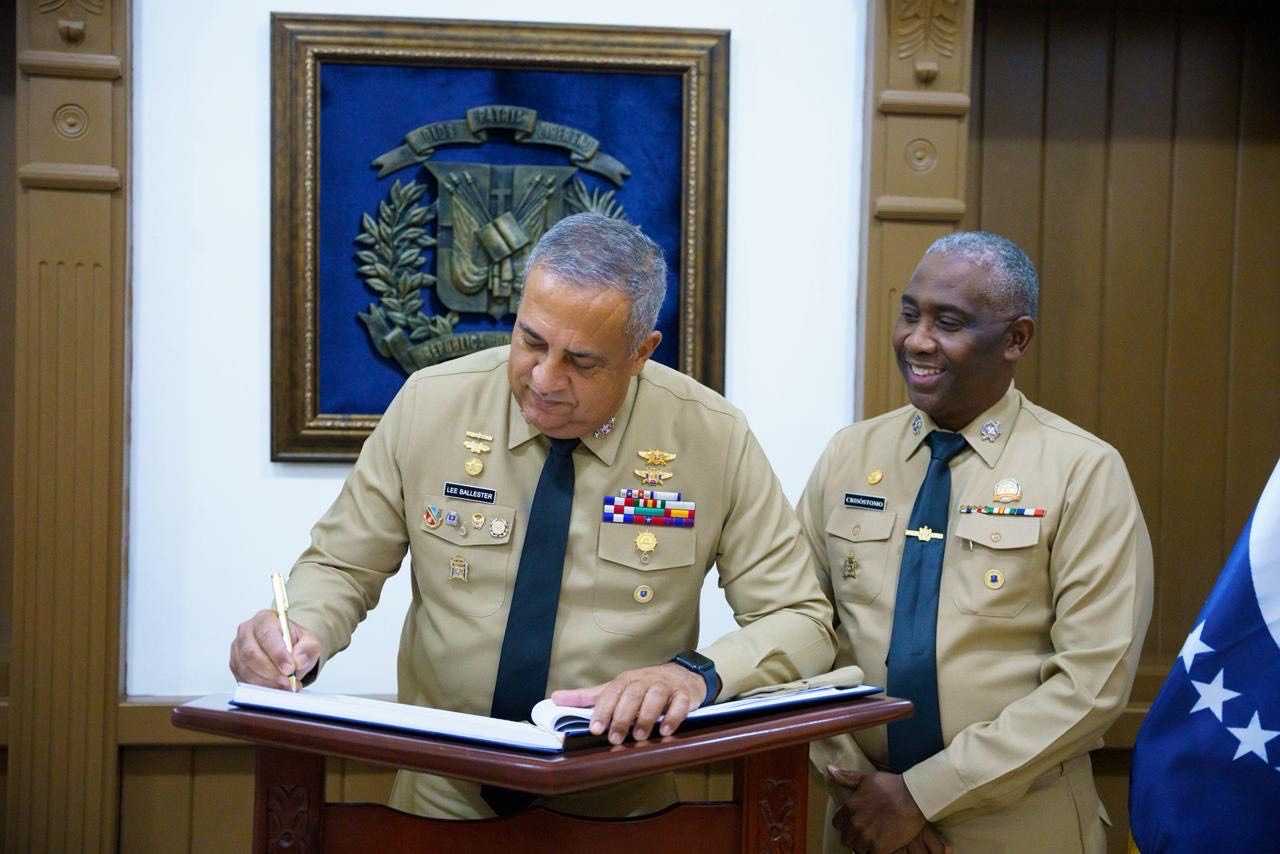 Director de Migración visita al comandante de la ARD y pasan balance a la cooperación interinstitucional