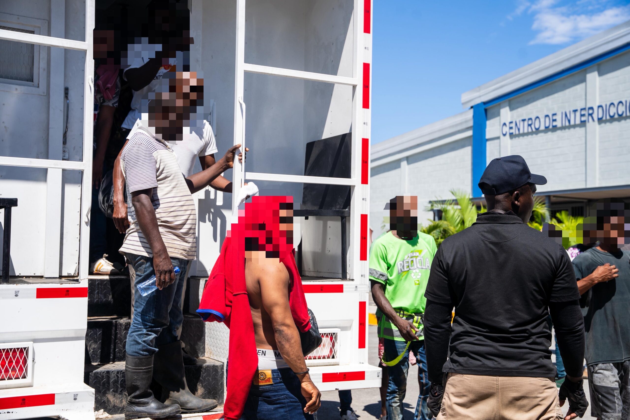 Detienen 2,258 extranjeros indocumentados en diferentes operativos y deportan a 2,454