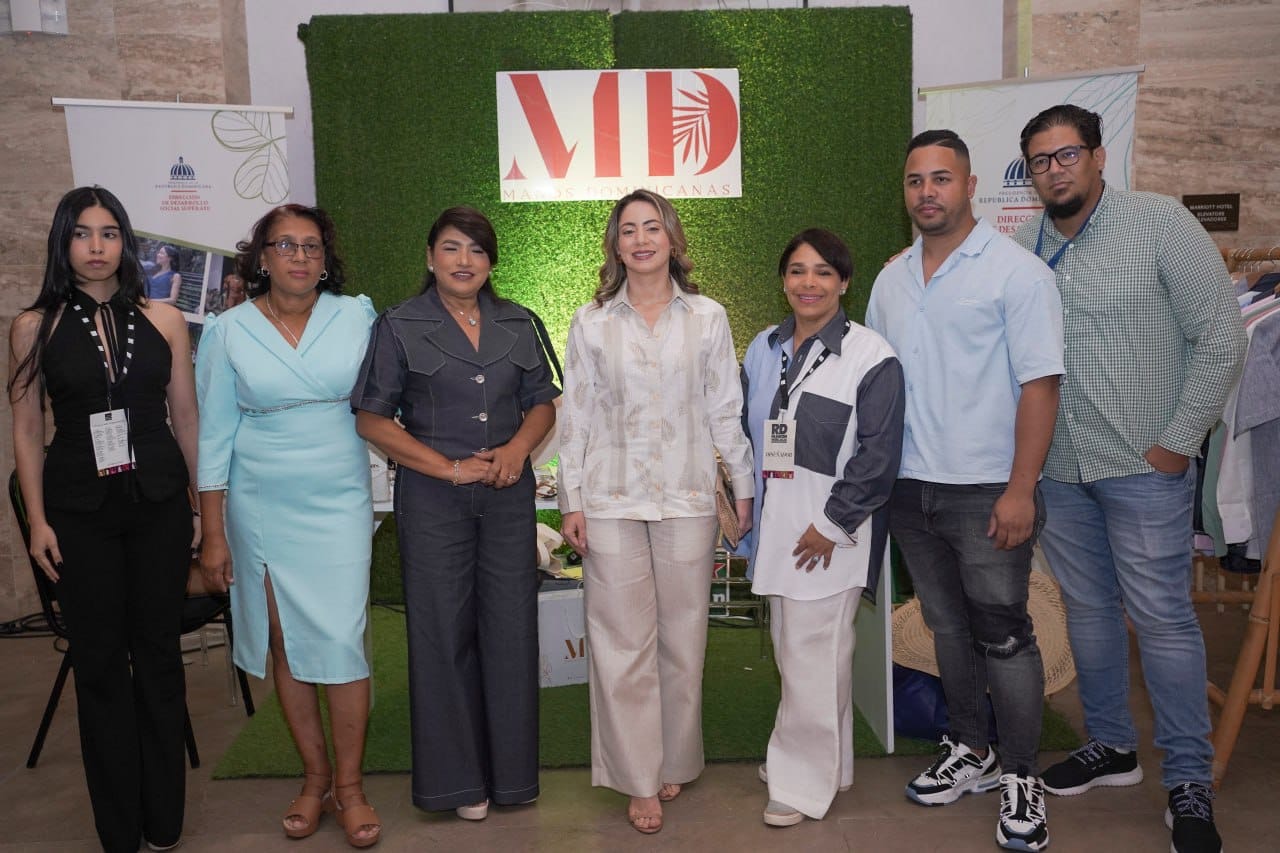 «Vestigio”, la nueva colección de la línea textil Cayena con accesorios de Manos Dominicanas