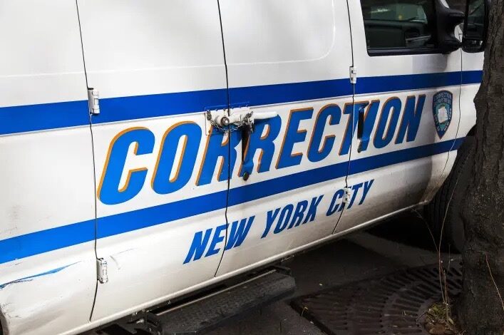 Hispano preso disparó e hirió a otro en NY dentro de un vehículo de prisión