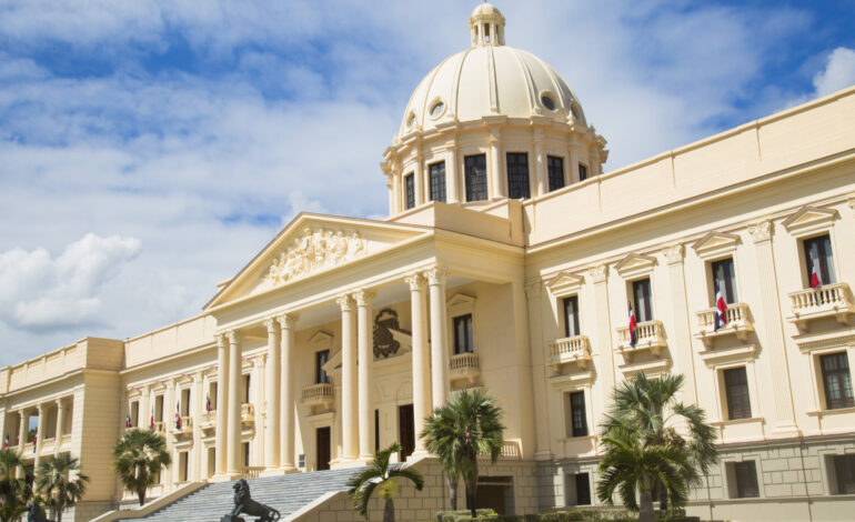 Presidente Abinader designa a Julio Ramón Cordero Espaillat como comisionado presidencial para supervisar contratos de mantenimiento escolar P