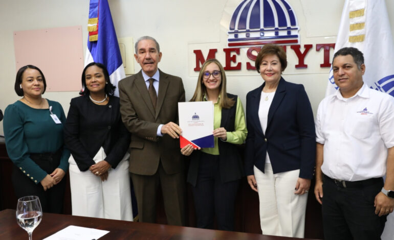 Mescyt entrega 50 becas a estudiantes del Instituto Global de Altos Estudios en Ciencias Sociales