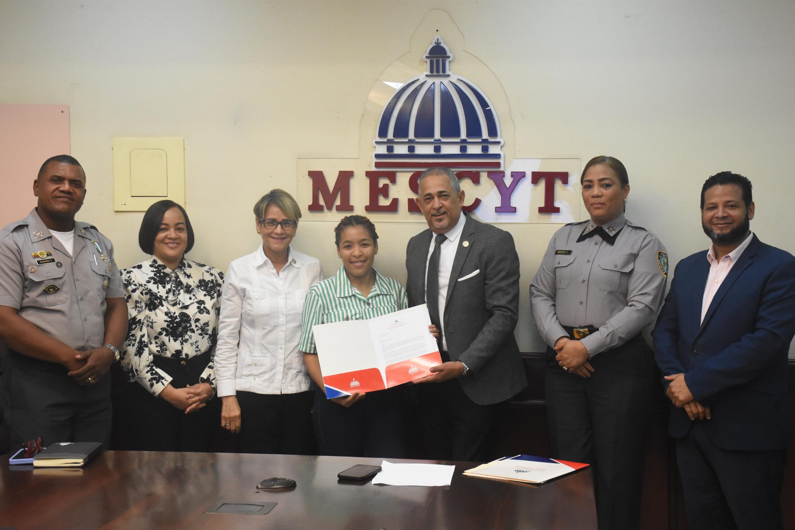 MESCYT entrega cartas de aprobación de becas a estudiantes de INESIMED e IPES