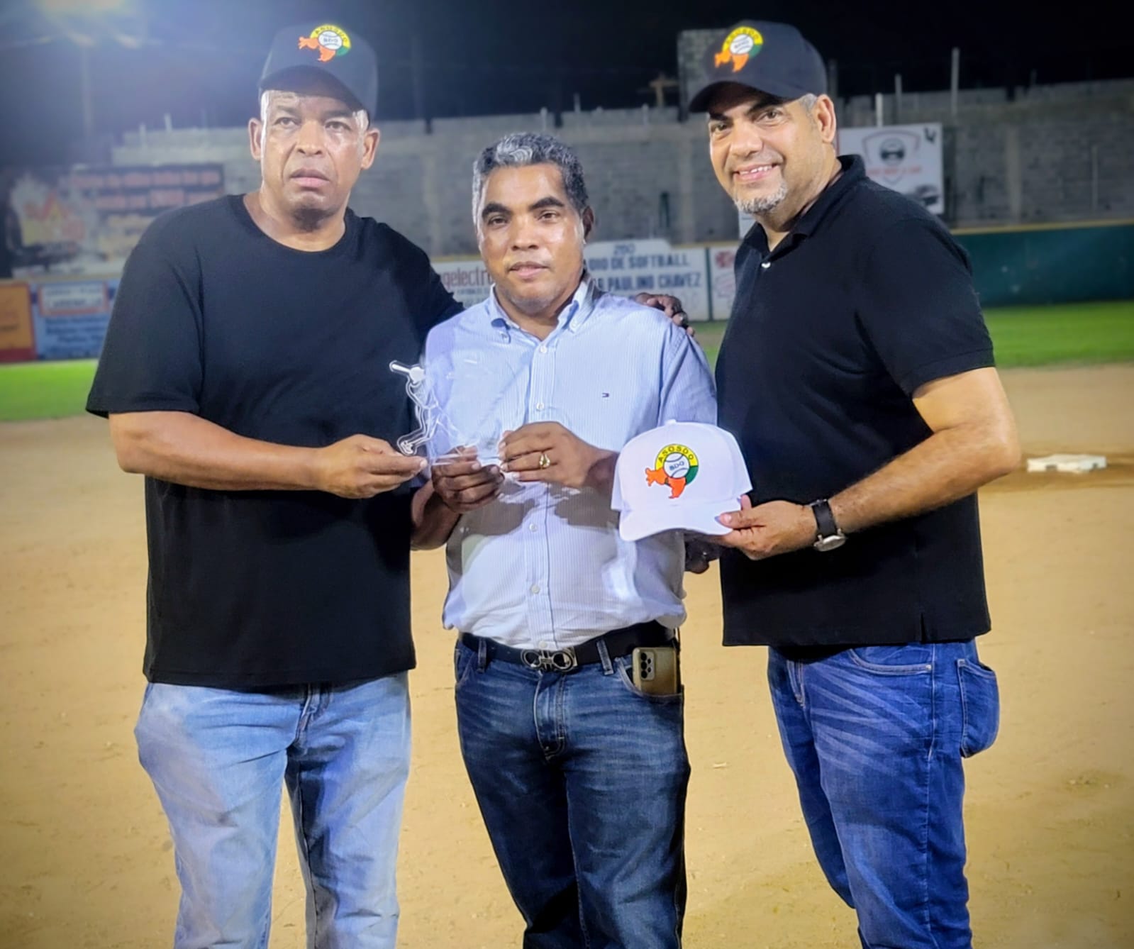 Asociación de Softball SDO reconoce a Vinicio Aquino por su apoyo al deporte