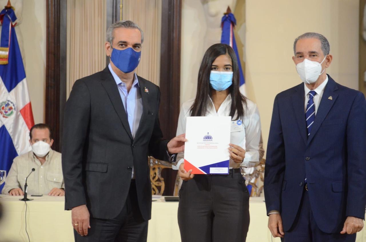 La beca como puente hacia el futuro: un país que apuesta por el mérito y la esperanza