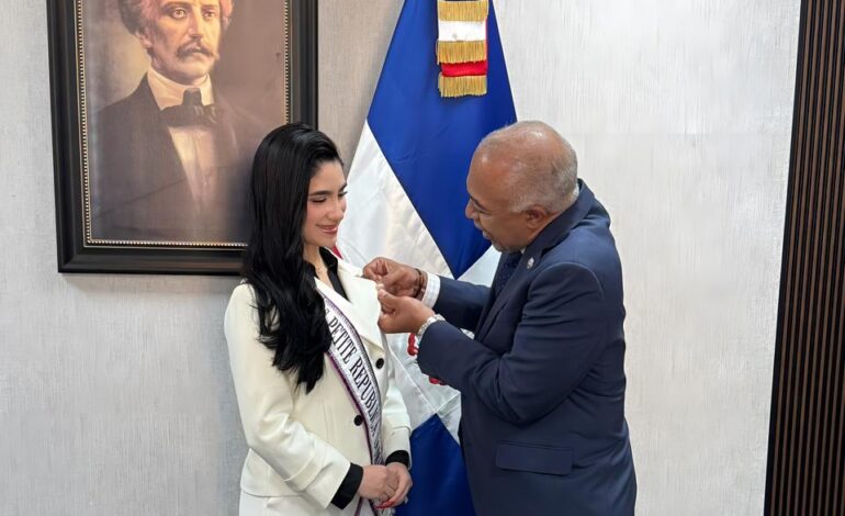 Consulado Dominicano en Nueva Jersey rinde honores a Miss Petite Internacional 2025 Beatriz Pérez Guenen