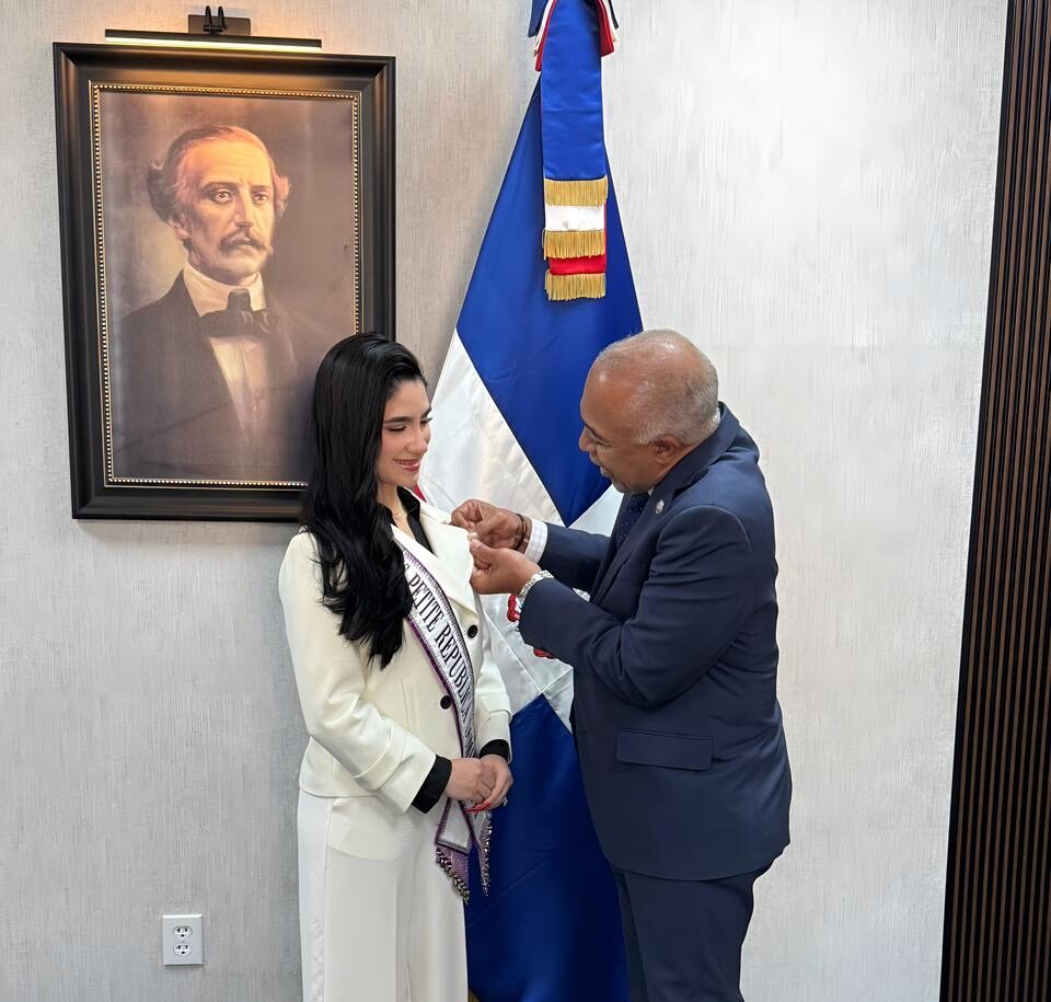 Consulado Dominicano en Nueva Jersey rinde honores a Miss Petite Internacional 2025 Beatriz Pérez Guenen