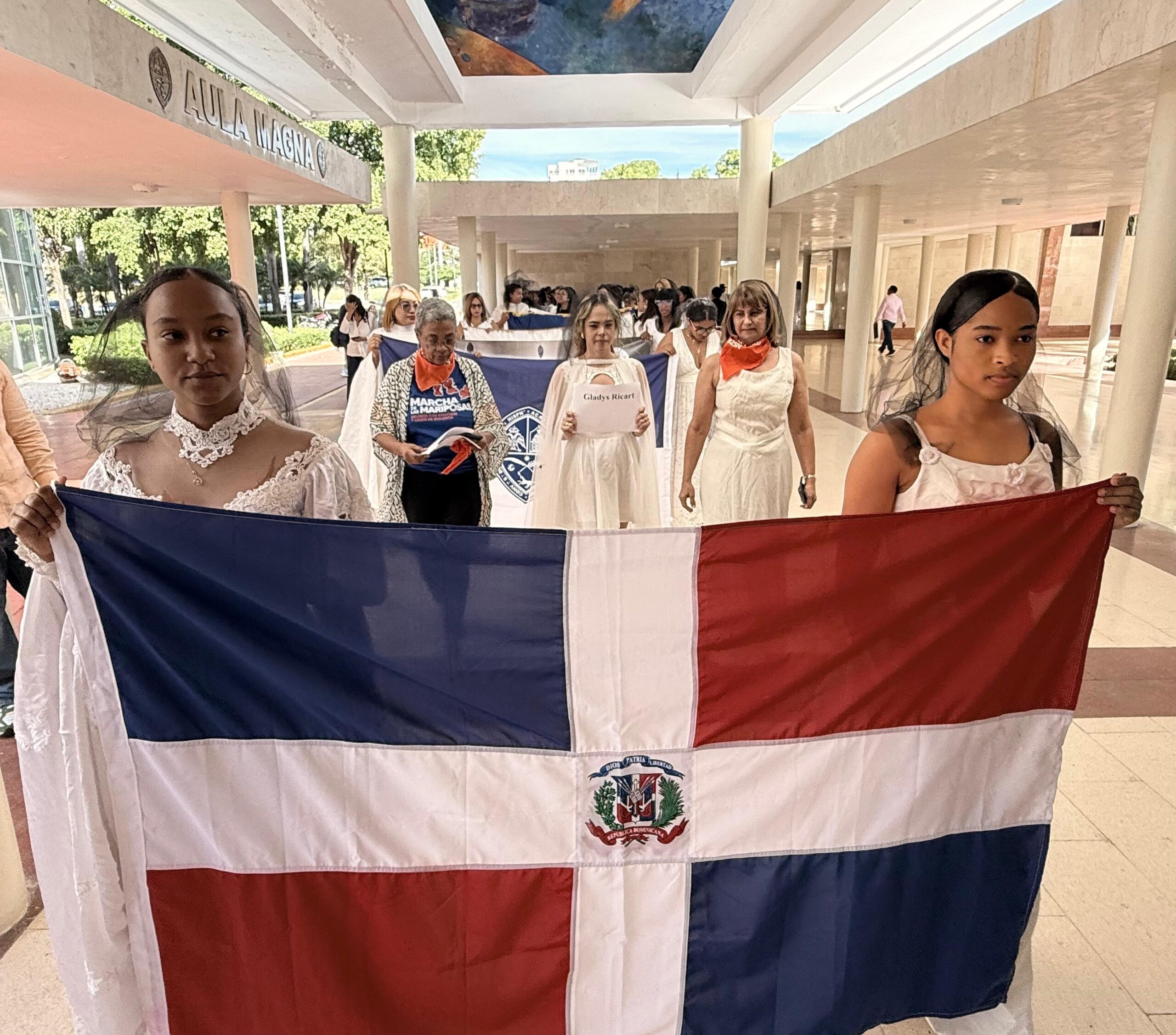 UASD realiza la XV Marcha de las Novias en conmemoración del Día Internacional de la No Violencia contra la Mujer