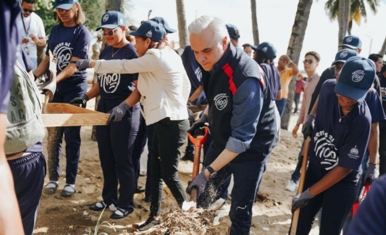 Ministro Luis Miguel De Camps encabeza primera acción formativa de “Agentes al 100” con jornada de limpieza en la Playa de Montesinos