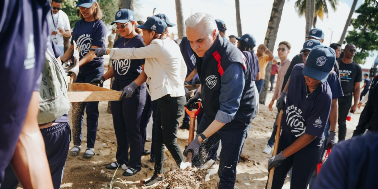 Ministro Luis Miguel De Camps encabeza primera acción formativa de “Agentes al 100” con jornada de limpieza en la Playa de Montesinos