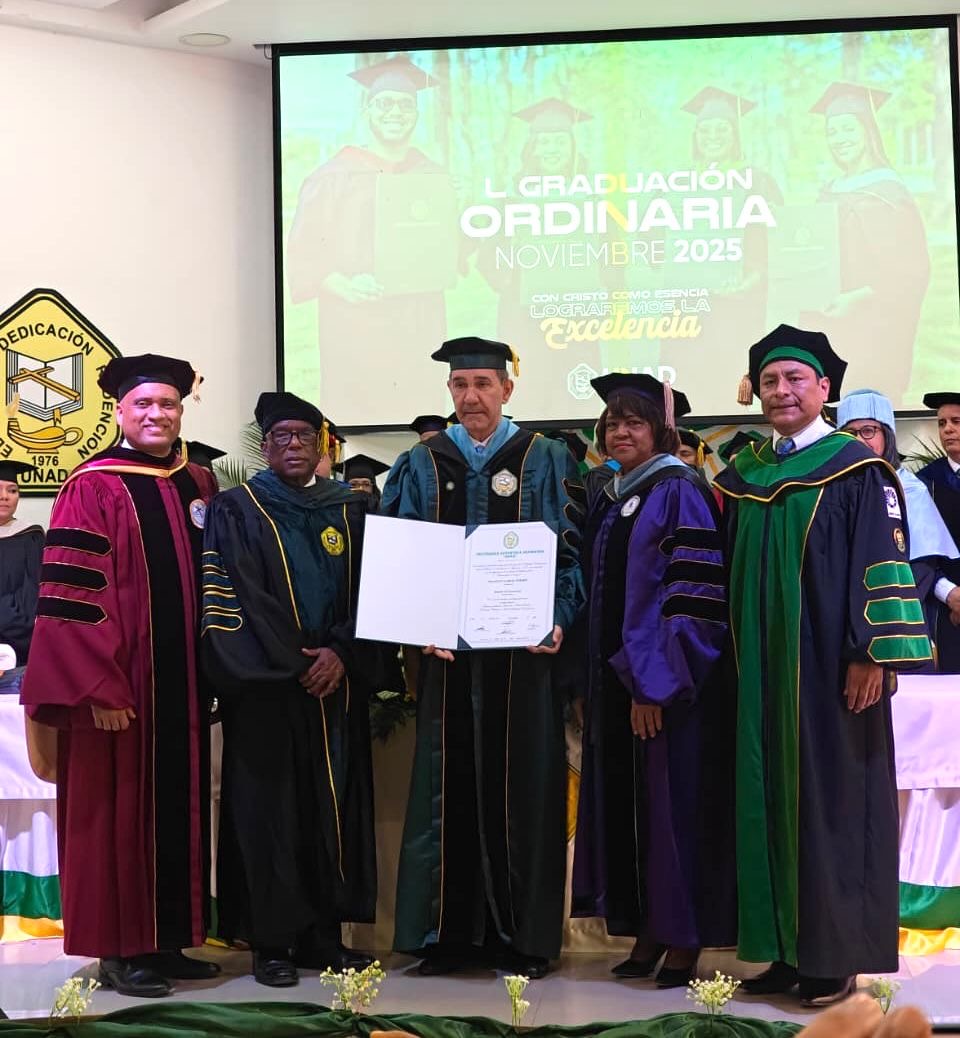 Ministro Franklin García Fermín recibe el título de Doctor en Educación Honoris Causa durante la 50 Graduación Ordinaria de la UNAD en Villa Sonador