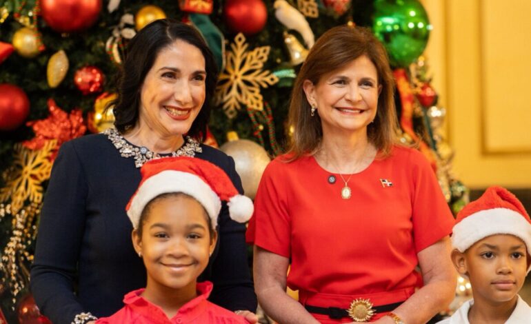 Palacio Nacional enciende su árbol y da inicio a la Navidad