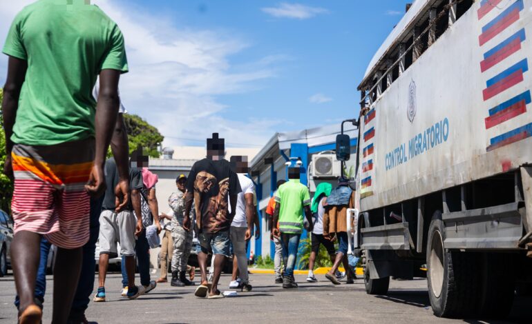 Despliegue conjunto de la DGM y Fuerzas dejan 913 haitianos indocumentados detenidos y 901 deportados