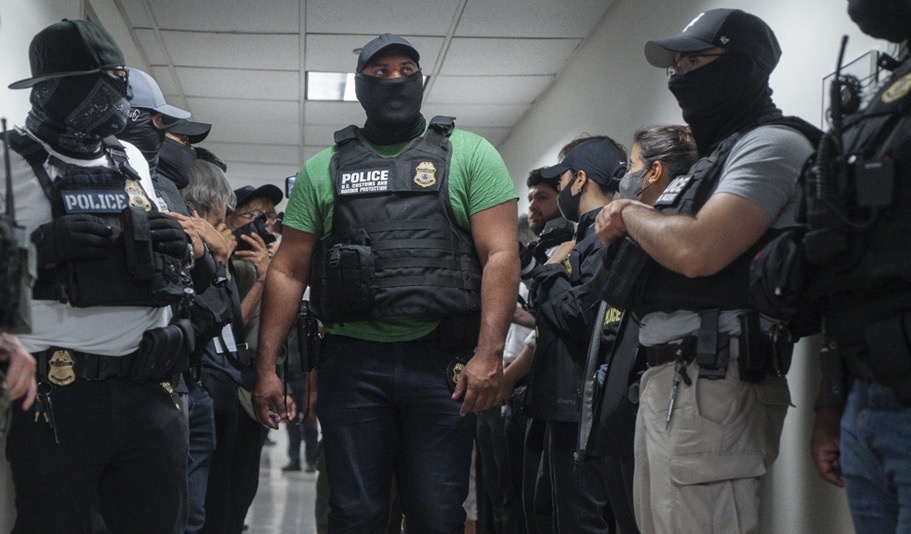 Congresista Espaillat presenta plan para frenar deportaciones