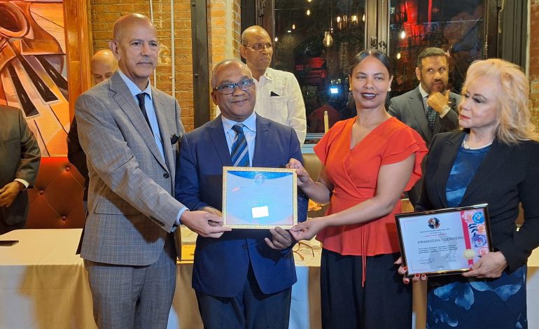 Reconocen trayectoria profesional de Olivo De León