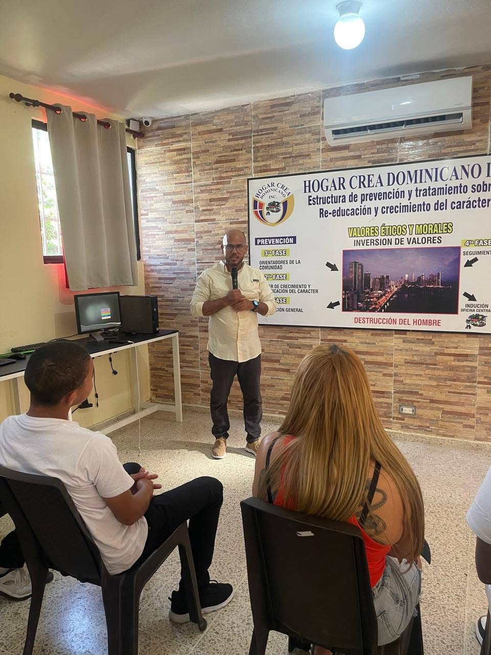 Hogar Crea Dominicano Inc. Desarrolla  Curso/Taller