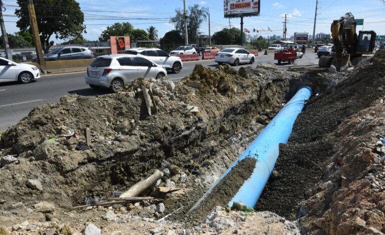 CAASD corrige avería en tuberia  de 30 pulgadas en Autopista Duarte, SDO.