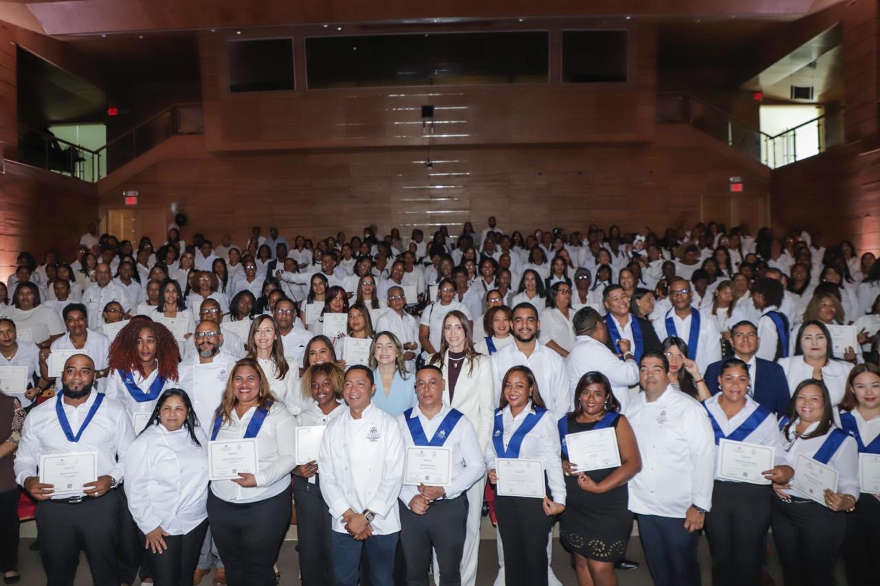 Desarrollo Social Supérate gradúa 300 estudiantes del Centro de Superación Gastronómica de Boca Chica