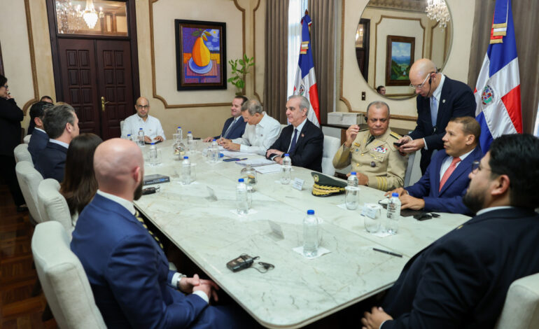 Presidente Abinader recibe al secretario de Defensa de EE. UU., Pete Hegseth, en el Palacio Nacional