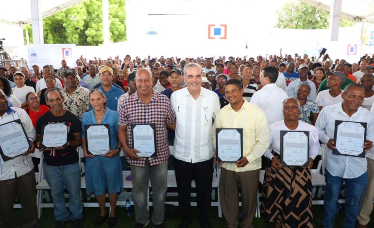 Presidente Abinader entrega 1,445 títulos de propiedad de un total de 3,300, en San Cristóbal, que benefician a más de 4,800 personas