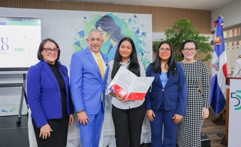 MEScyt entrega 80 becas de grado y posgrado en la Universidad Central del Este, reafirmando su compromiso con la educación superior y las políticas inclusivas del Gobierno