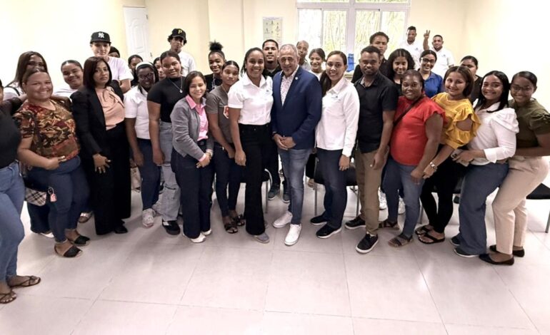 MESCYT realiza charla de inducción sobre becas “Tu Futuro” en Neyba, provincia Bahoruco