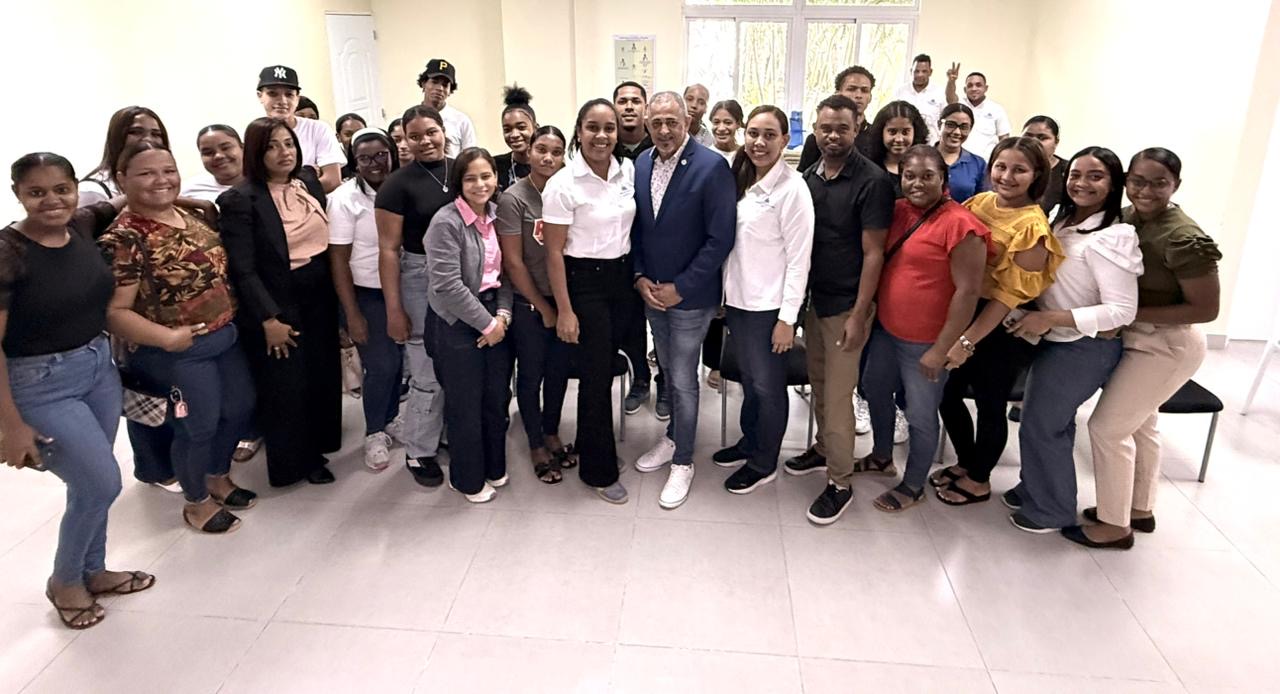 MESCYT realiza charla de inducción sobre becas “Tu Futuro” en Neyba, provincia Bahoruco