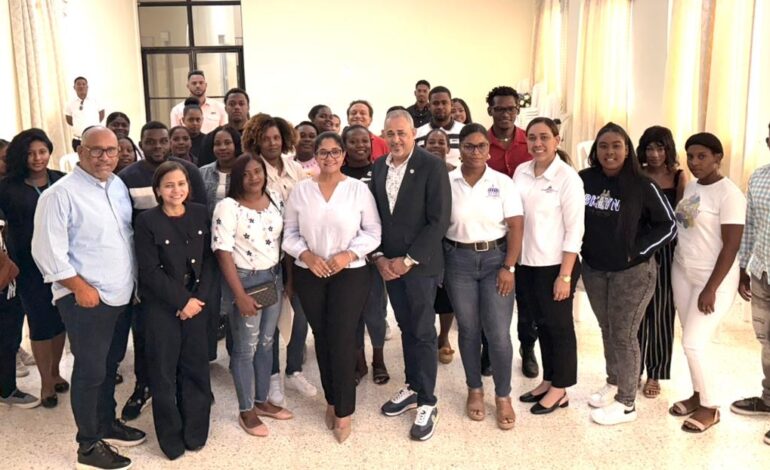 MESCYT realiza charla de inducción sobre becas “Tu Futuro” en Comendador, provincia Elías Piña