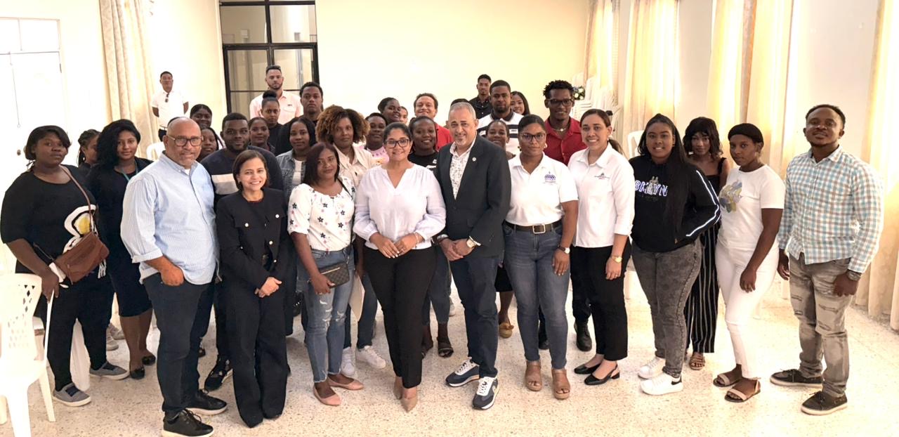 MESCYT realiza charla de inducción sobre becas “Tu Futuro” en Comendador, provincia Elías Piña