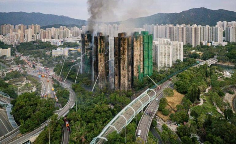 Hong Kong investiga a la constructora del incendio de Tai Po con al menos 94 fallecidos