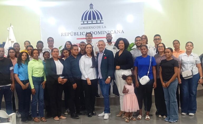 MESCYT orienta a estudiantes y sectores productivos en Barahona para impulsar acceso a becas y empleo