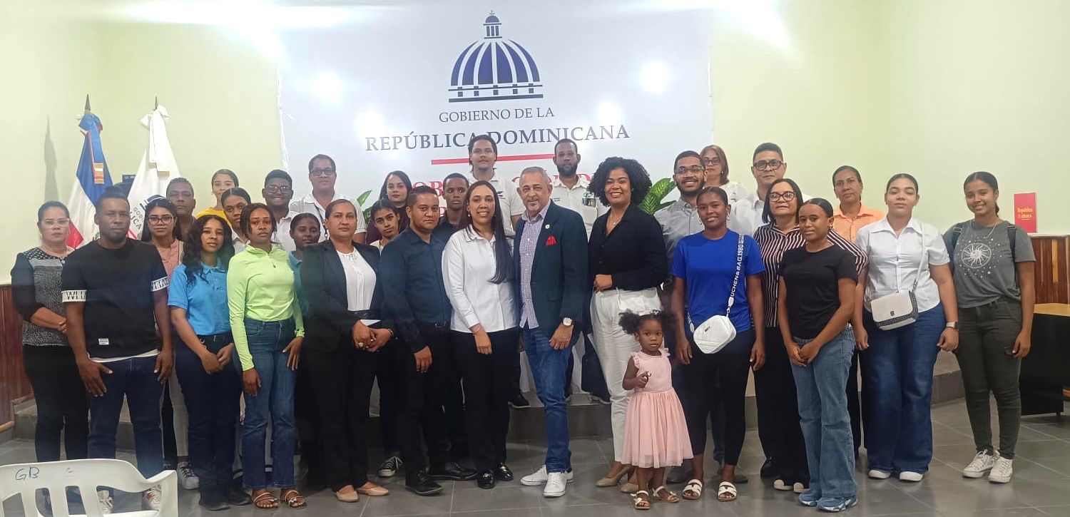MESCYT orienta a estudiantes y sectores productivos en Barahona para impulsar acceso a becas y empleo