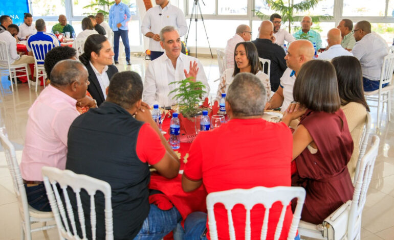 Presidente Abinader resalta trabajo de periodistas que cubren la fuente del Palacio Nacional