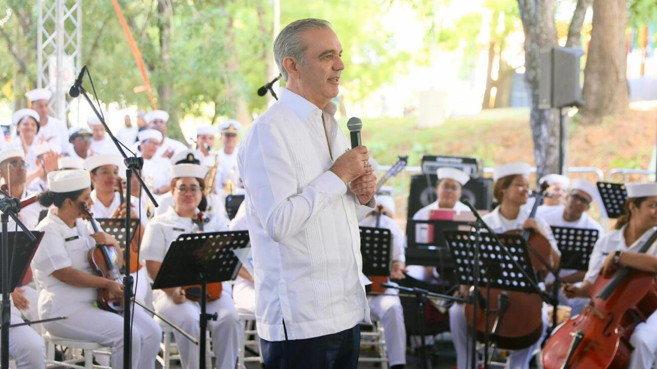Luis Abinader y Raquel Peña comparten villancicos navideños con familias en Santiago