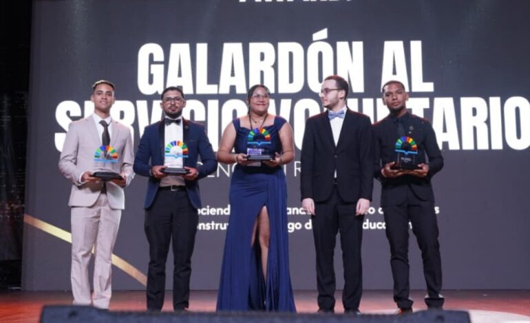 Educación reconoce a estudiantes