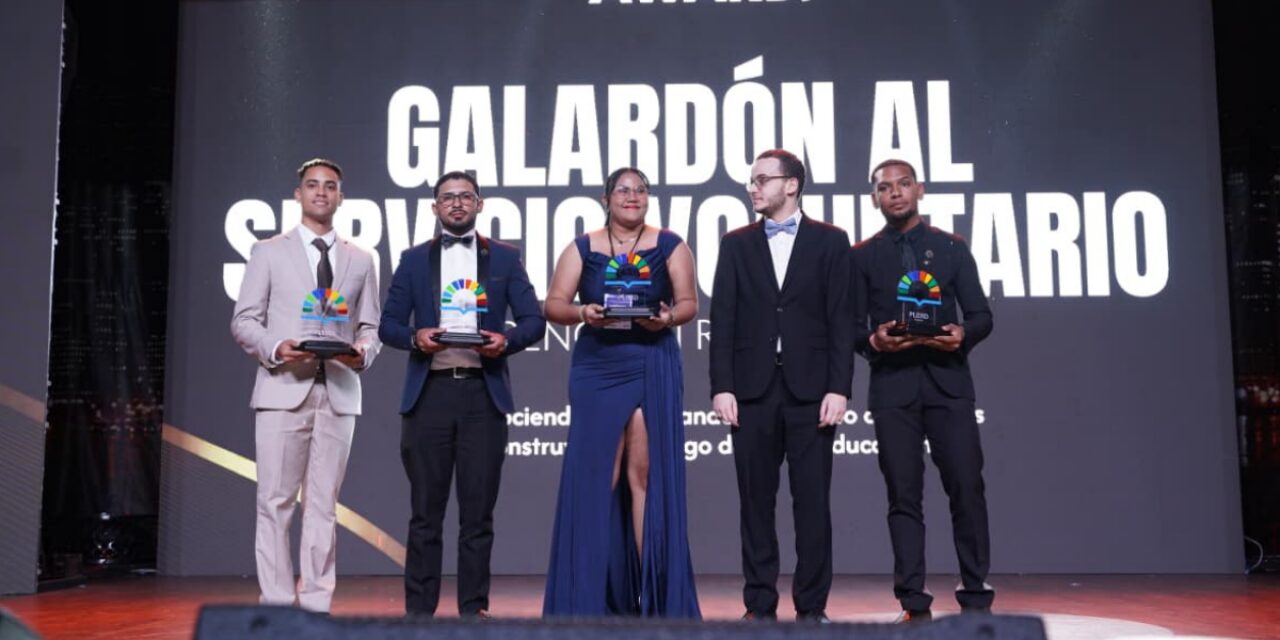 Educación reconoce a estudiantes