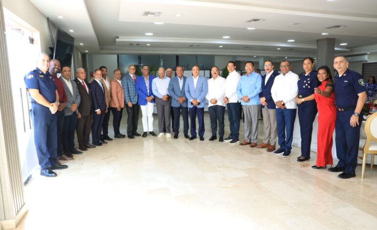 Mayor general Guzmán Peralta organiza encuentro histórico que honra el legado policial