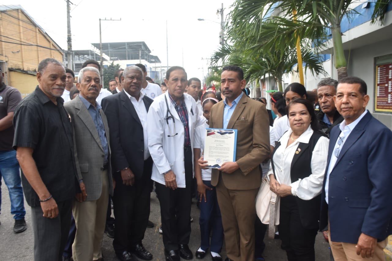 Doctor Cruz Jiminián e instituciones de Cristo Rey declaran a Nelson Gutiérrez “Embajador Compromisario de Paz” durante acto de izamiento de bandera