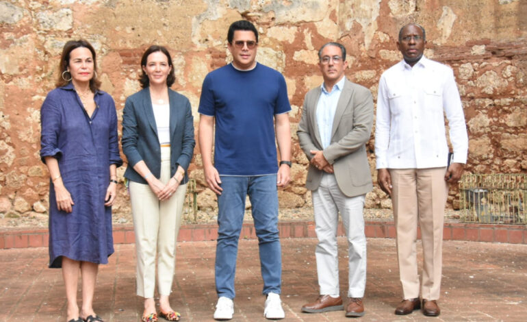 Ministro de Turismo reabre más calles en la Ciudad Colonial