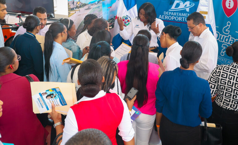 Departamento Aeroportuario recibe solicitudes de jóvenes en cuarta feria de empleo del sector aeronáutico