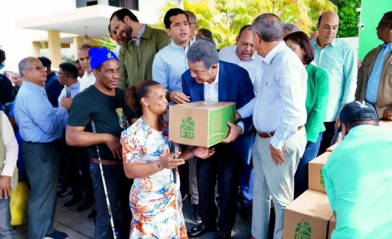 Leonel Fernández encabeza entrega de cajas navideñas 2025