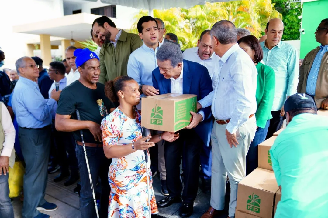 Leonel Fernández encabeza entrega de cajas navideñas 2025