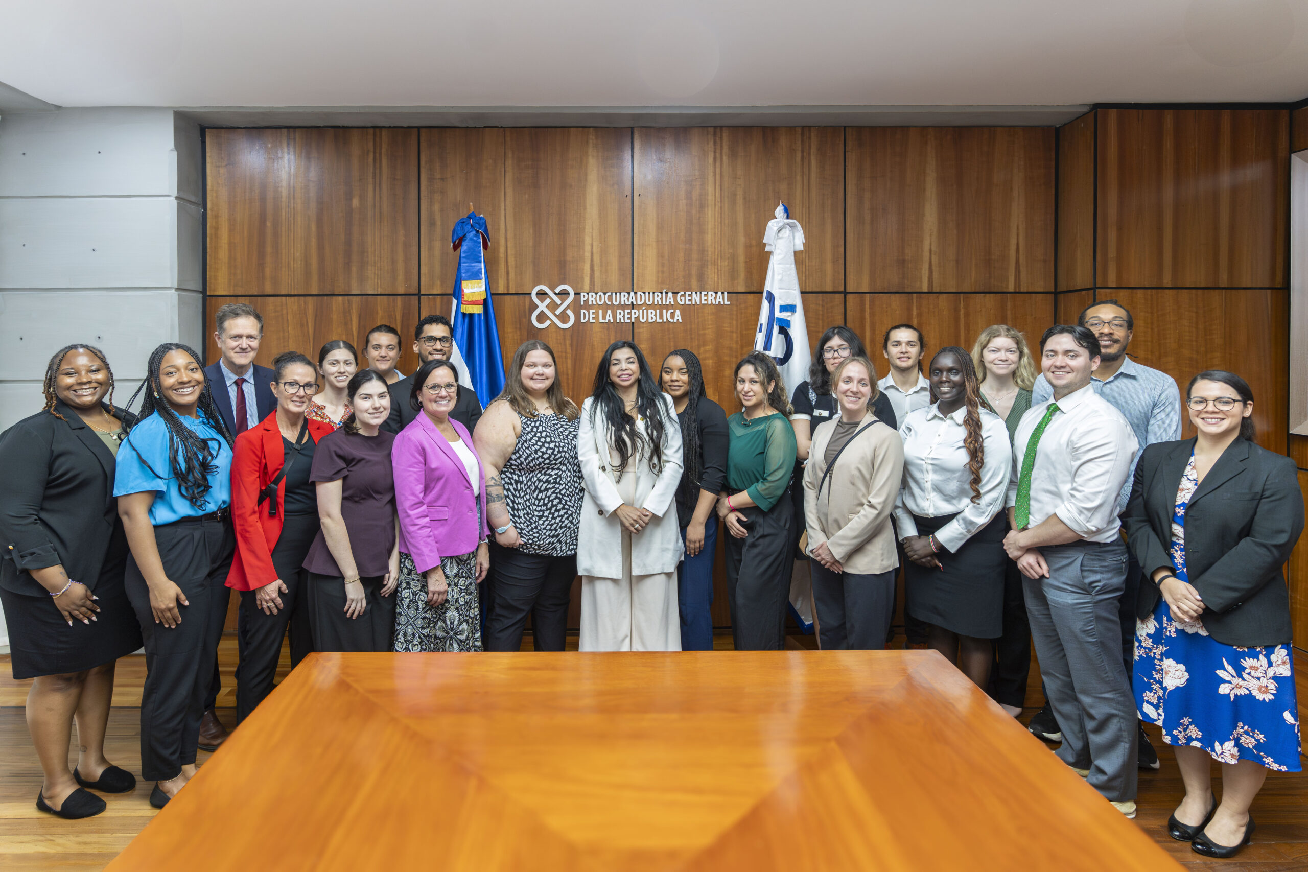 Procuradora  recibe estudiantes de Derecho de la Creighton University