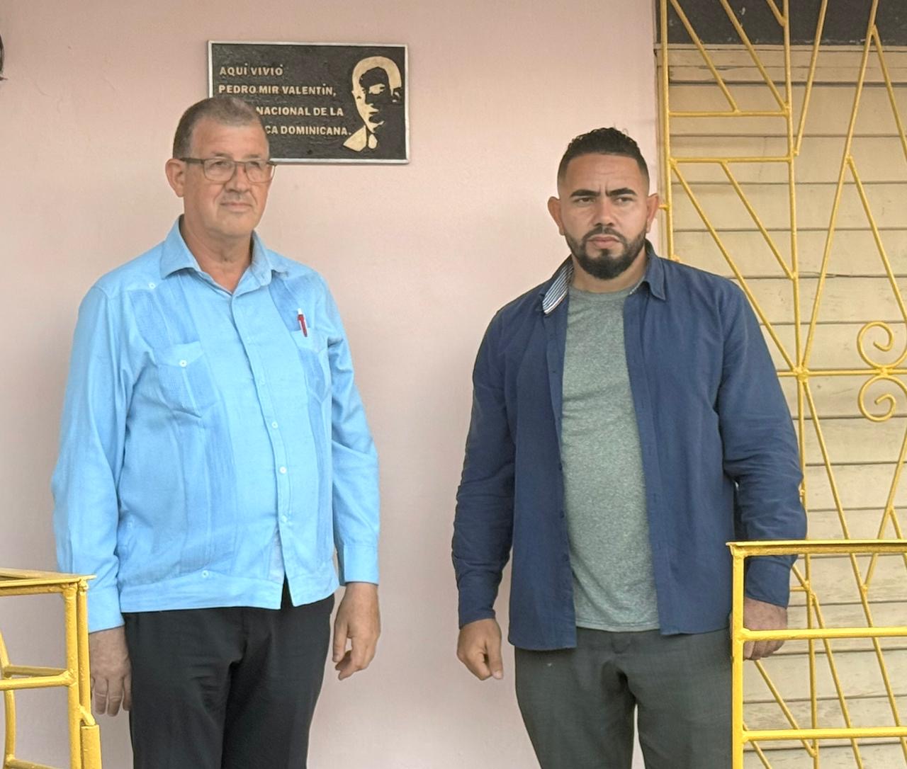 Guantánamo honra la memoria del poeta nacional Pedro Mir con la develación de una tarja histórica