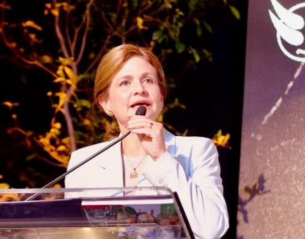 RECONOCIMIENTO Y DISTINCION AL LIDERAZGO DE LA VICEPRESIDENTA SEÑORA RAQUEL PEÑA