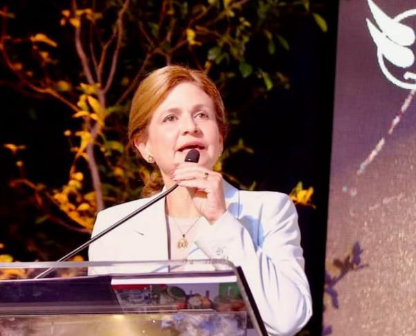 RECONOCIMIENTO Y DISTINCION AL LIDERAZGO DE LA VICEPRESIDENTA SEÑORA RAQUEL PEÑA