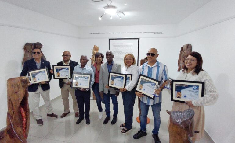 Museo Freddie Cabral entrega estatuillas у certificados en celebración Día del Artista Plástico