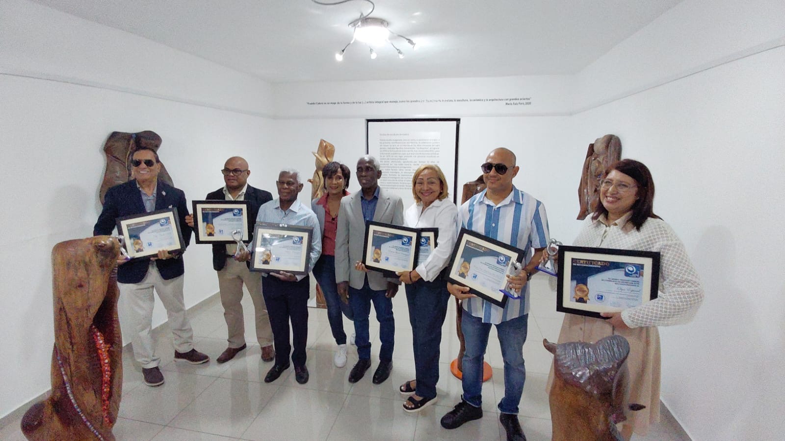 Museo Freddie Cabral entrega estatuillas у certificados en celebración Día del Artista Plástico