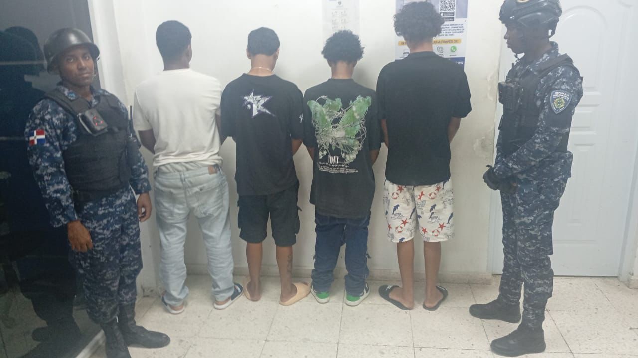 Policía detiene en flagrante delito a dos hombres y recupera motocicleta, celulares y otras pertenencias en Sabana Perdida,